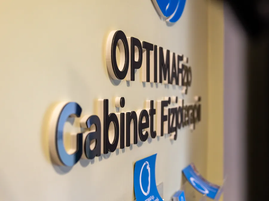 Szyld OPTIMAFizjo w gabinecie